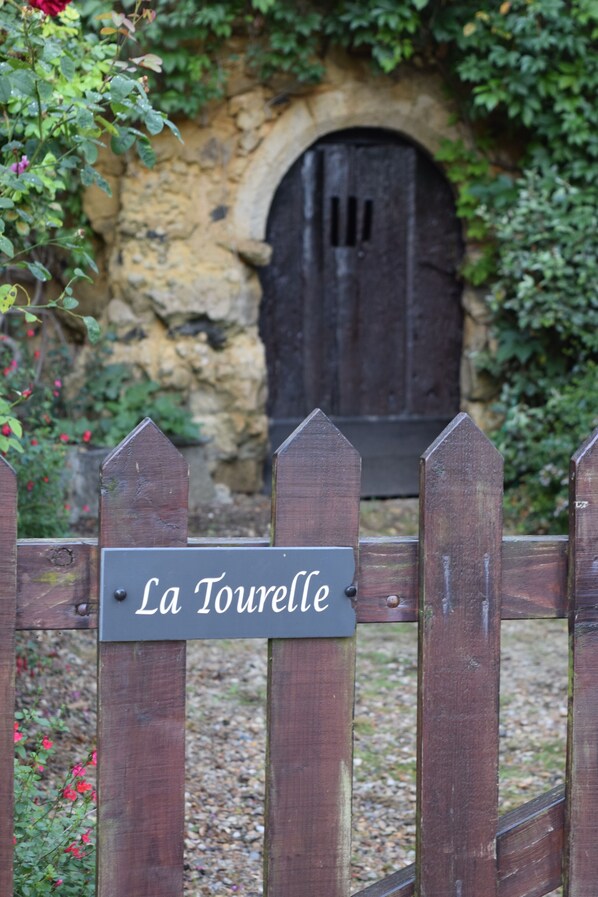 Exterior detail - A stunning country house, within easy reach of the Loire Valley, Le Mans and Paris (Asnières-Sur-Vègre)