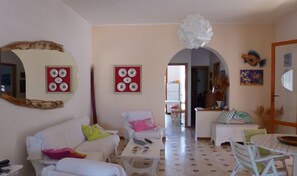 Fernseher, DVD-Player, Tischfußball, Bücher