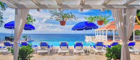 Alberca al aire libre y alberca climatizada