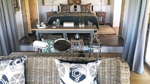 A bedroom with a bed, bedside tables, lamps, and decorative pillows. - Norotshama River Resort (Aussenkehr)