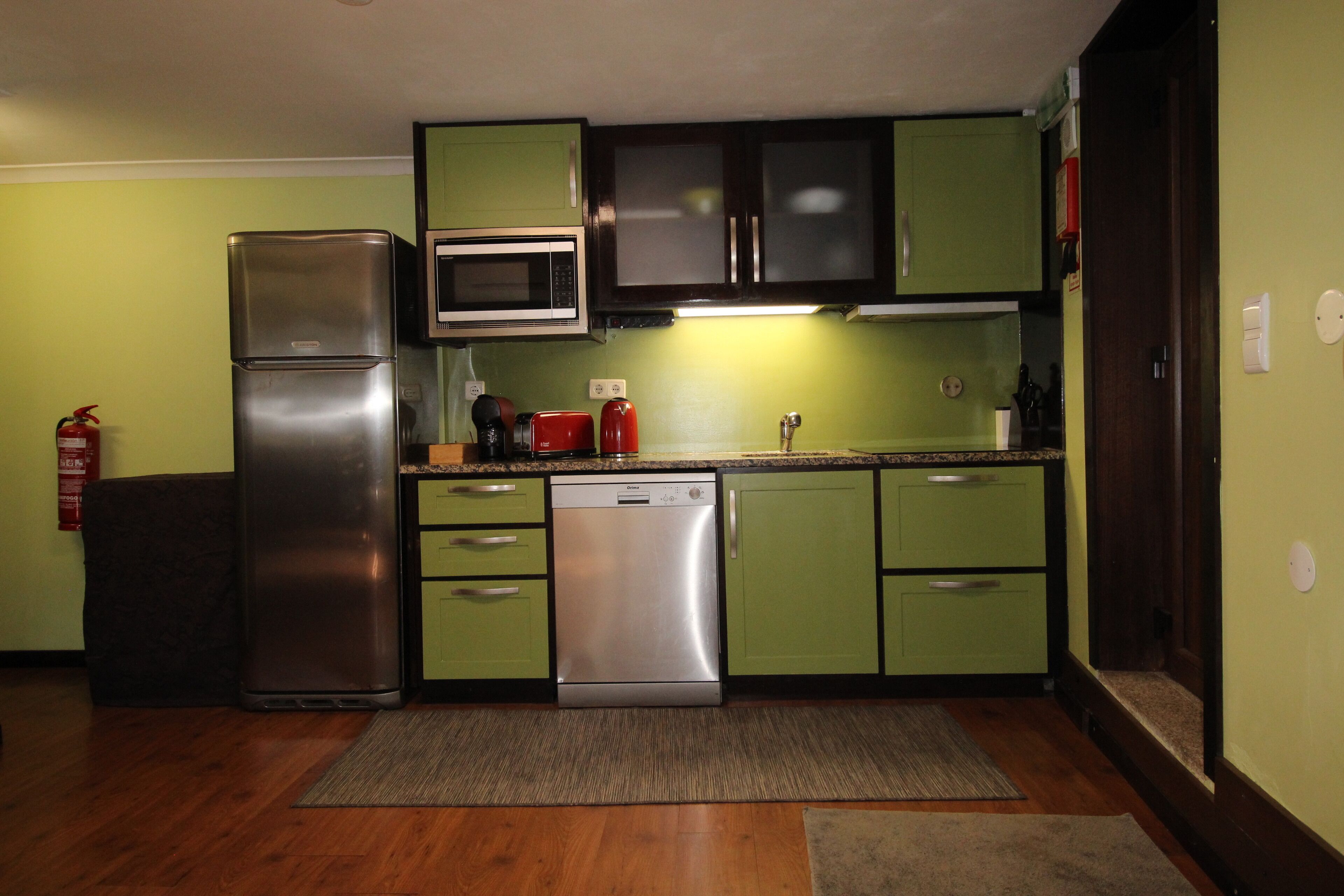 Refrigerador, microondas, horno y parrilla de estufa 