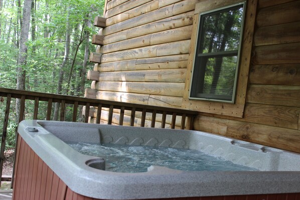 Outdoor spa tub - Surprise 2 Bedroom Cabin sleeps up to 8! (Hico)