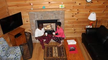 Tv, eldstad, dvd-spelare och en stereo