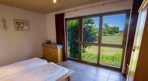 4 bedrooms, desk, iron/ironing board, travel crib