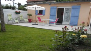 A patio with outdoor furniture, a table, and chairs. - Charming little Gite C (Sotteville-lès-Rouen)