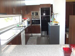 Refrigerador, microondas, horno, placa de cocina