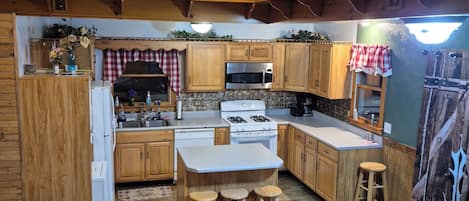 ثلاجة، ميكروويف، فرن، موقد طهي مسطح