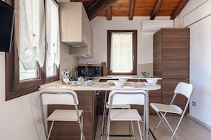 Réfrigérateur, four à micro-ondes, un four, surface de cuisson