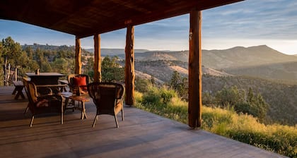 Central Oregon Getaway! Incredible Lake and Mountain views! Dark Sky Area!