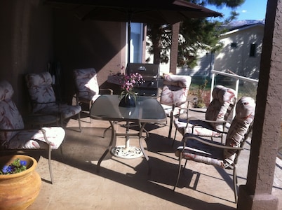 Beautiful 750sqf private suite..Spectacular view, close to downtown!