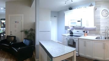 Una televisión, una chimenea, un reproductor de DVD