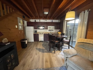 TV, fireplace, DVD player, books - Cozy cabin close Branson fun/area lakes~ great enclosed patio~ pet friendly (Branson)