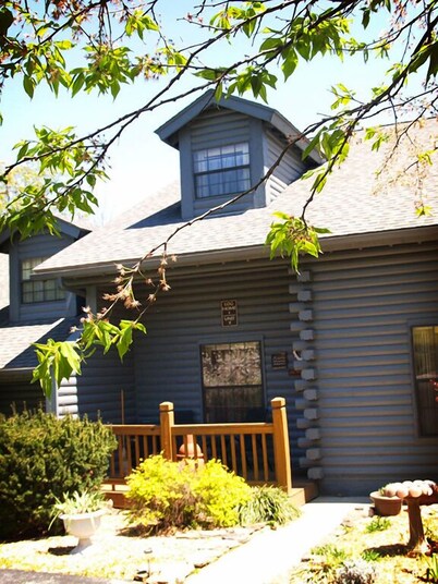 Cozy Ozarks Retreat ~ Updated Cabin Condo with Screened Porch