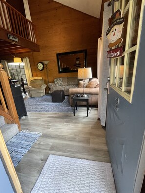 TV, fireplace, DVD player, books - Cozy cabin close Branson fun/area lakes~ great enclosed patio~ pet friendly (Branson)