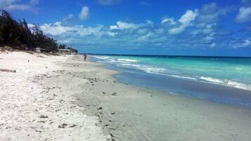 Am Strand, Liegestühle, Strandtücher