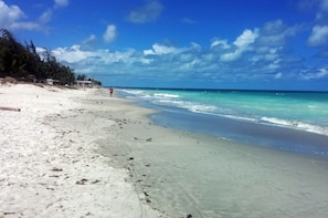 Am Strand, Liegestühle, Strandtücher