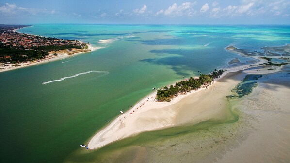 Accommodatie ligt op het strand, ligstoelen, strandlakens