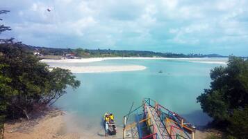 Plage, chaises longues, serviettes de plage