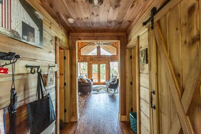 Amazing View - 5M to BR - Private - 2 King rooms on main - Hot tub - Fire Pit