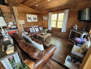 Älytelevisio, DVD-soitin, kirjoja, videokirjasto