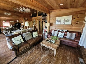 Smart TV, DVD player, books, video library - Amazing View - 5M to BR - Private - 2 King rooms on main - Hot tub - Fire Pit (Blue Ridge)