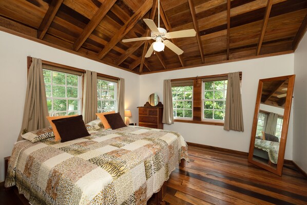 6 habitaciones, caja de seguridad en la habitación y escritorio 