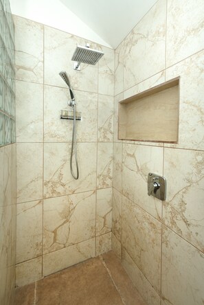 Dusche, Haartrockner, Handtücher, Seife