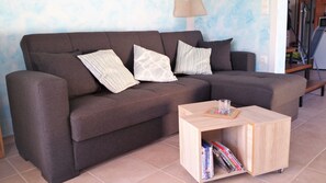 TV, DVD player, livros