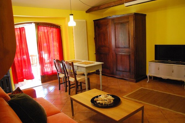 Télévision, baby-foot, table de tennis de table