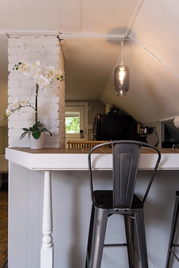 Dining - Charming Duplex Near Food and Fun | 15/16 (KCMO)