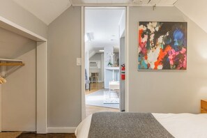 3 bedrooms, iron/ironing board, free WiFi, bed sheets - Charming Duplex Near Food and Fun | 15/16 (KCMO)