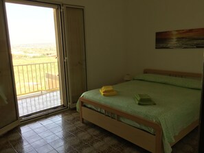 3 chambres, fer et planche Ă repasser, draps fournis