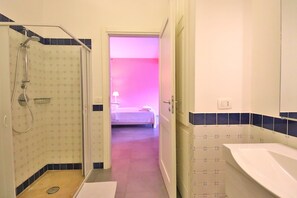 Douche, sèche-cheveux, bidet, serviettes fournies