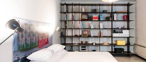 Silitysrauta/-lauta, Wi-Fi, vuodevaatteet