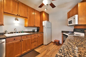 Kylskåp, mikrovågsugn, ugn och spishäll