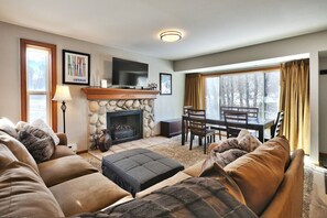 Smart TV, fireplace