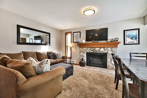 Smart TV, fireplace - Canyons Mountain Views 2 br across from Resort (Park City)