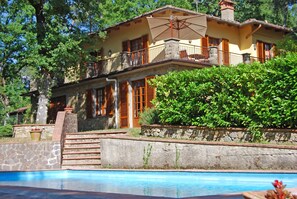 Exterior - Spacious Villa with Pool in the heart of Chianti, ideal for exploring Tuscany (San Donato in Poggio)