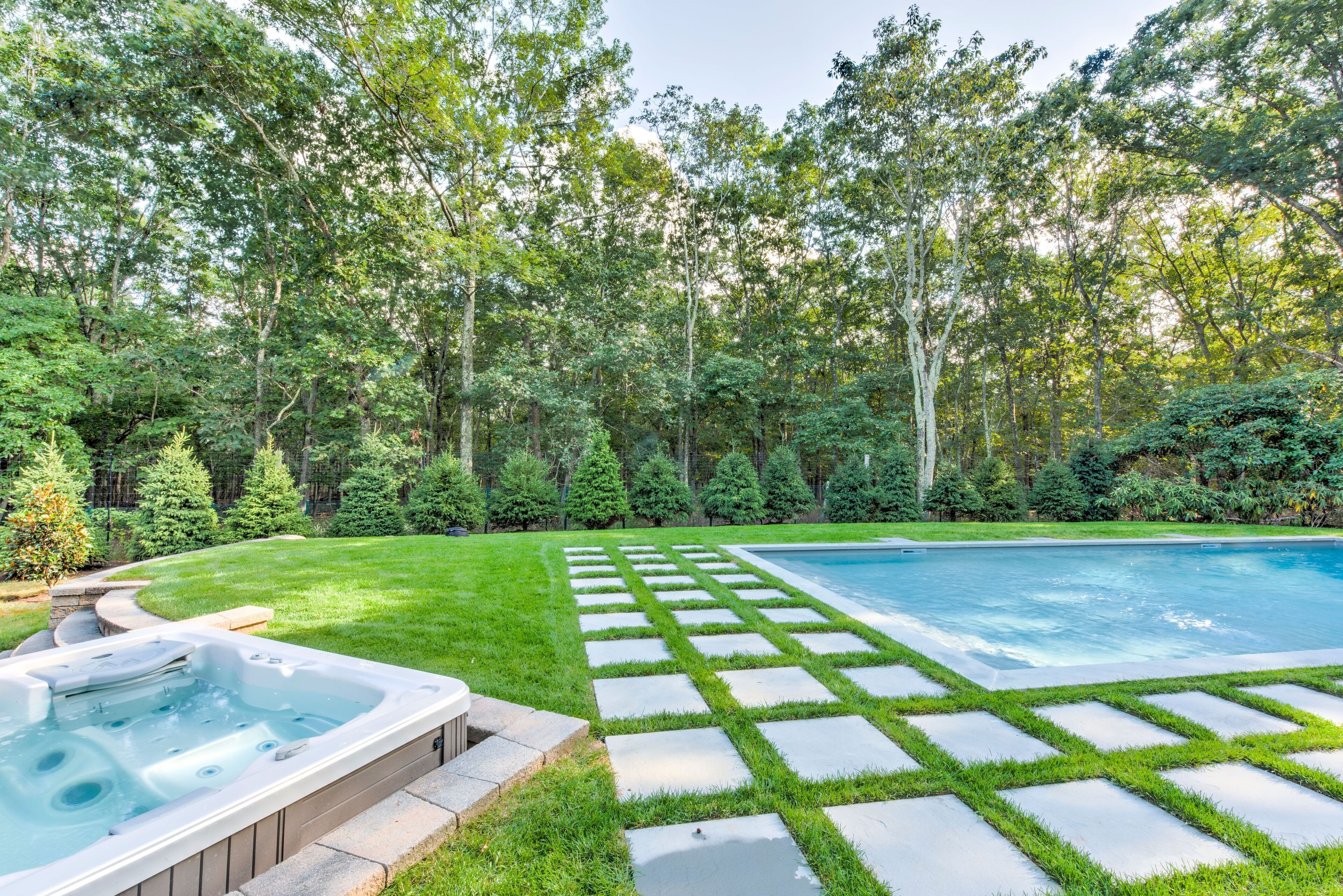 Sag Harbor Getaway-Hot Tub open thru New Year's!
