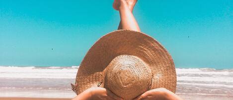 Chaises longues, serviettes de plage