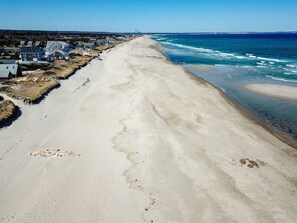 På stranden