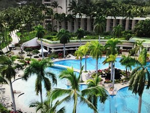 Una piscina al aire libre, una piscina climatizada