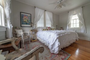 2 bedrooms, desk, iron/ironing board, WiFi