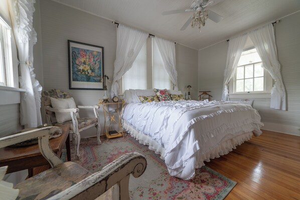 2 bedrooms, desk, iron/ironing board, WiFi