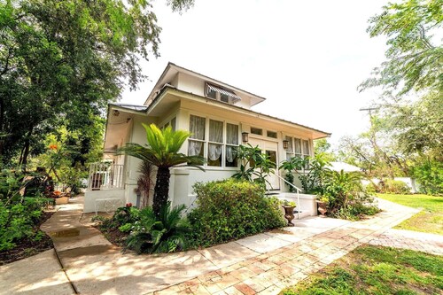 The Bryan House: Where History & Nature Meet! w/King Bed. Pet friendly!