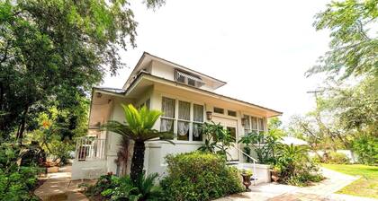 The Bryan House: Where History & Nature Meet! w/King Bed. Pet friendly!