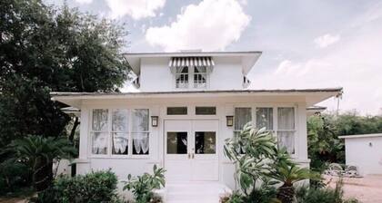 The Bryan House: Where History & Nature Meet! w/King Bed. Pet friendly!