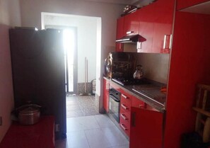 Kühlschrank, Ofen, Herdplatte, Kochgeschirr/Geschirr/Besteck