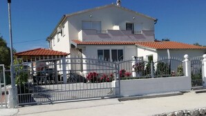 A two-story building with a white facade and a red-tiled roof. - Apartment in Sukošan with Terrace, Air condition, WIFI (131-3) (Sukošan)