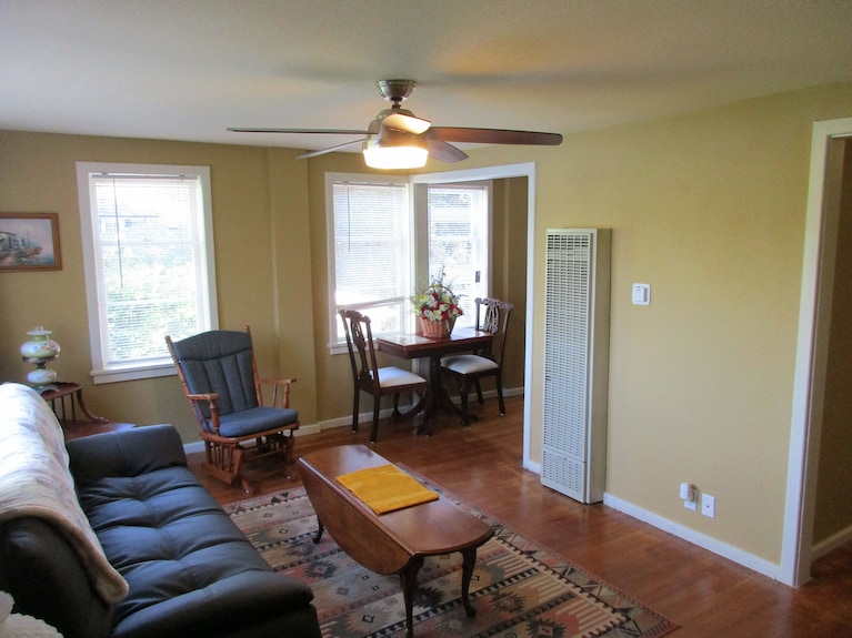 1-bedroom Lakefront Vacation Unit Just 13 Minutes From Tacoma Dome - Steilacoom, WA
